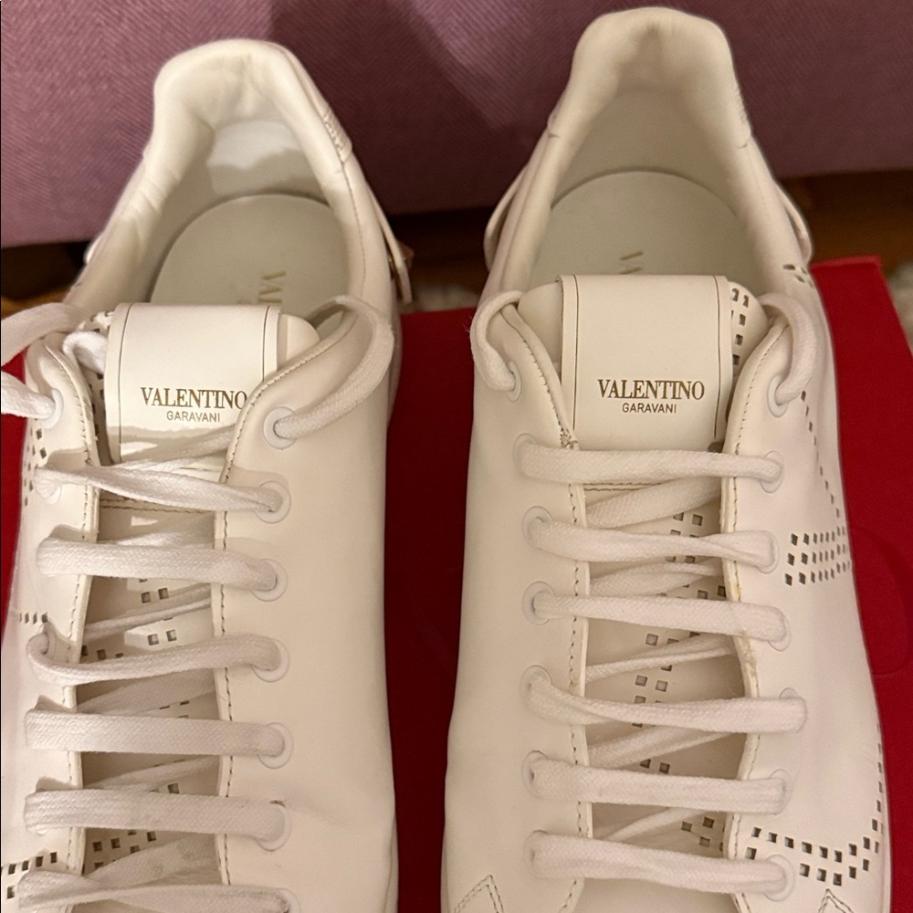 Valentino Garavani V logo perforated low top sneakers white - Picture 3 of 10